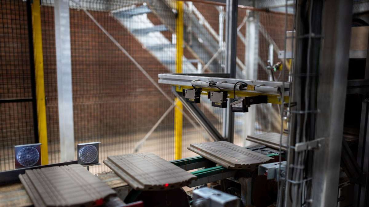 Robotokat, 3D-s kamerákat és lézereket is alkalmaznak a Tondach kerámia cserepek gyártásához Csornán.